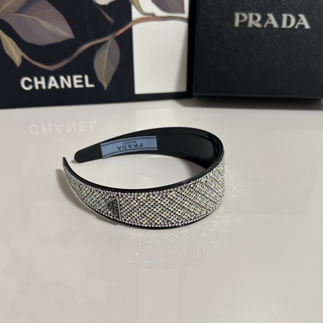  配专柜包装
Prada（普拉达）最新高工发箍
小仙女快入手
特殊材质 不嘞头
可盐可甜～