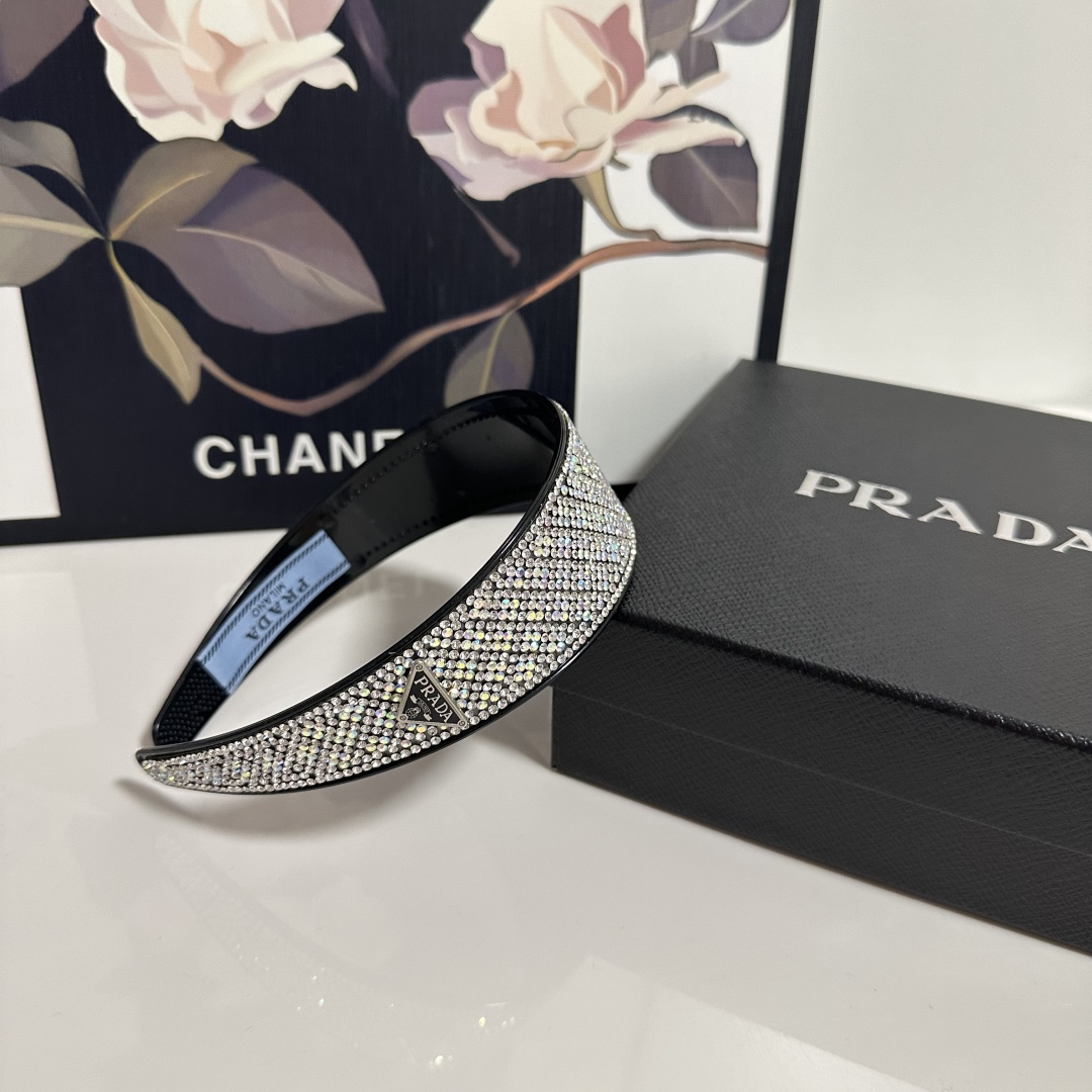  配专柜包装
Prada（普拉达）最新高工发箍
小仙女快入手
特殊材质 不嘞头
可盐可甜～