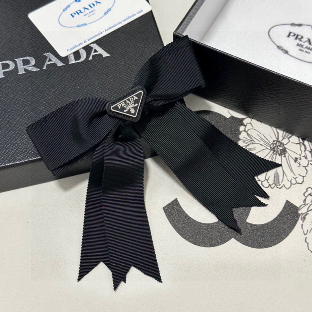  配专柜包装
PRADA（普拉达）最新蝴蝶结五金发夹#
信我！人手必备的单品 这件必须买
洋气神仙颜值💕