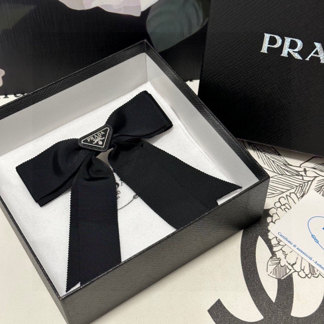  配专柜包装
PRADA（普拉达）最新蝴蝶结五金发夹#
信我！人手必备的单品 这件必须买
洋气神仙颜值💕