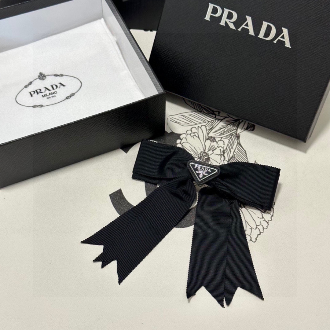  配专柜包装
PRADA（普拉达）最新蝴蝶结五金发夹#
信我！人手必备的单品 这件必须买
洋气神仙颜值💕