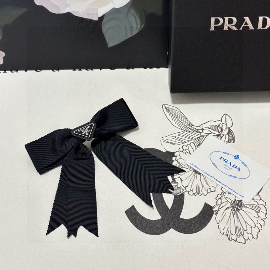 配专柜包装
PRADA（普拉达）最新蝴蝶结五金发夹#
信我！人手必备的单品 这件必须买
洋气神仙颜值💕