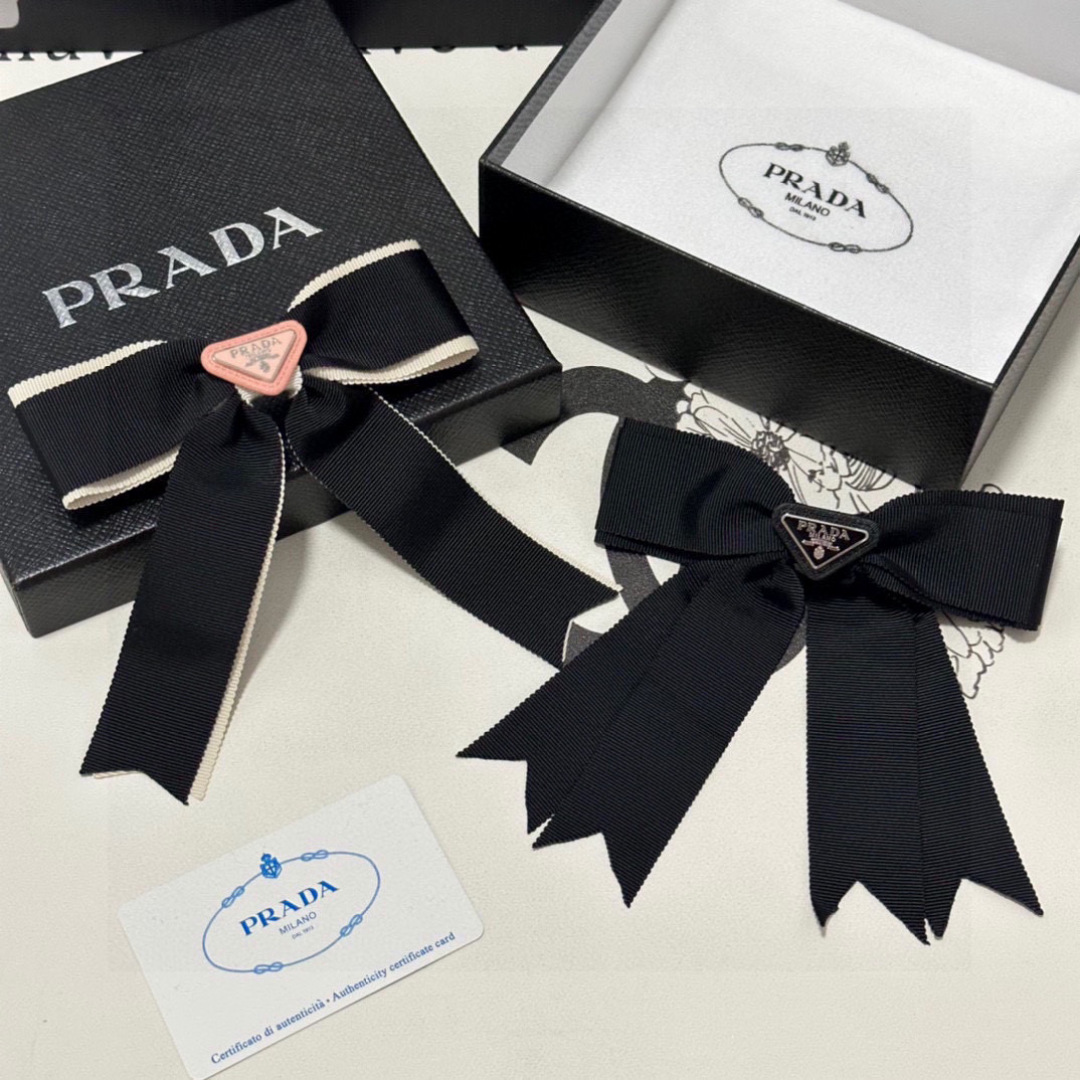 配专柜包装
PRADA（普拉达）最新蝴蝶结五金发夹#
信我！人手必备的单品 这件必须买
洋气神仙颜值💕