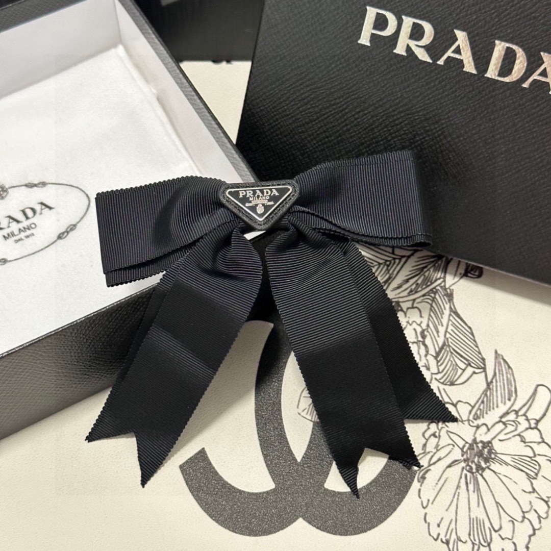  配专柜包装
PRADA（普拉达）最新蝴蝶结五金发夹#
信我！人手必备的单品 这件必须买
洋气神仙颜值💕