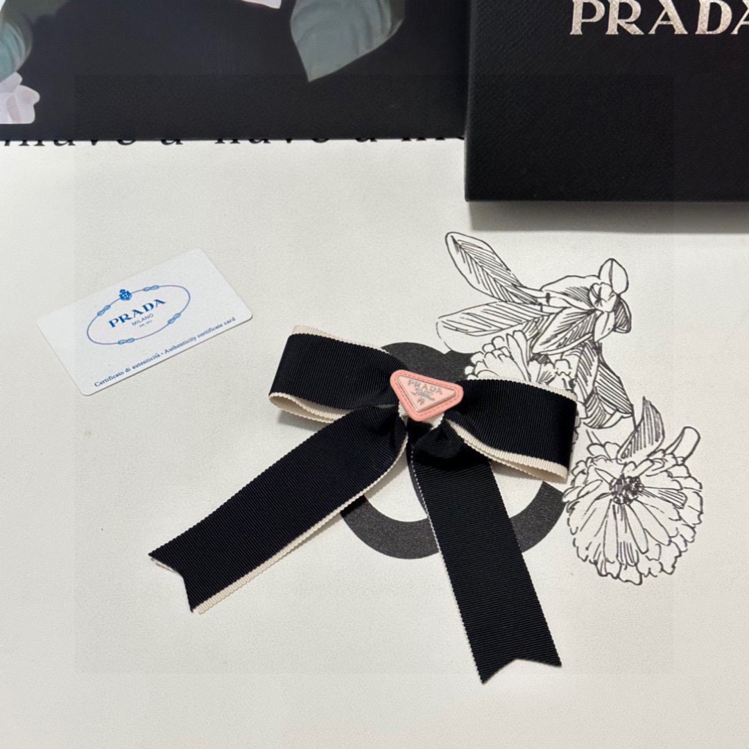  配专柜包装
PRADA（普拉达）最新蝴蝶结五金发夹#
信我！人手必备的单品 这件必须买
洋气神仙颜值💕