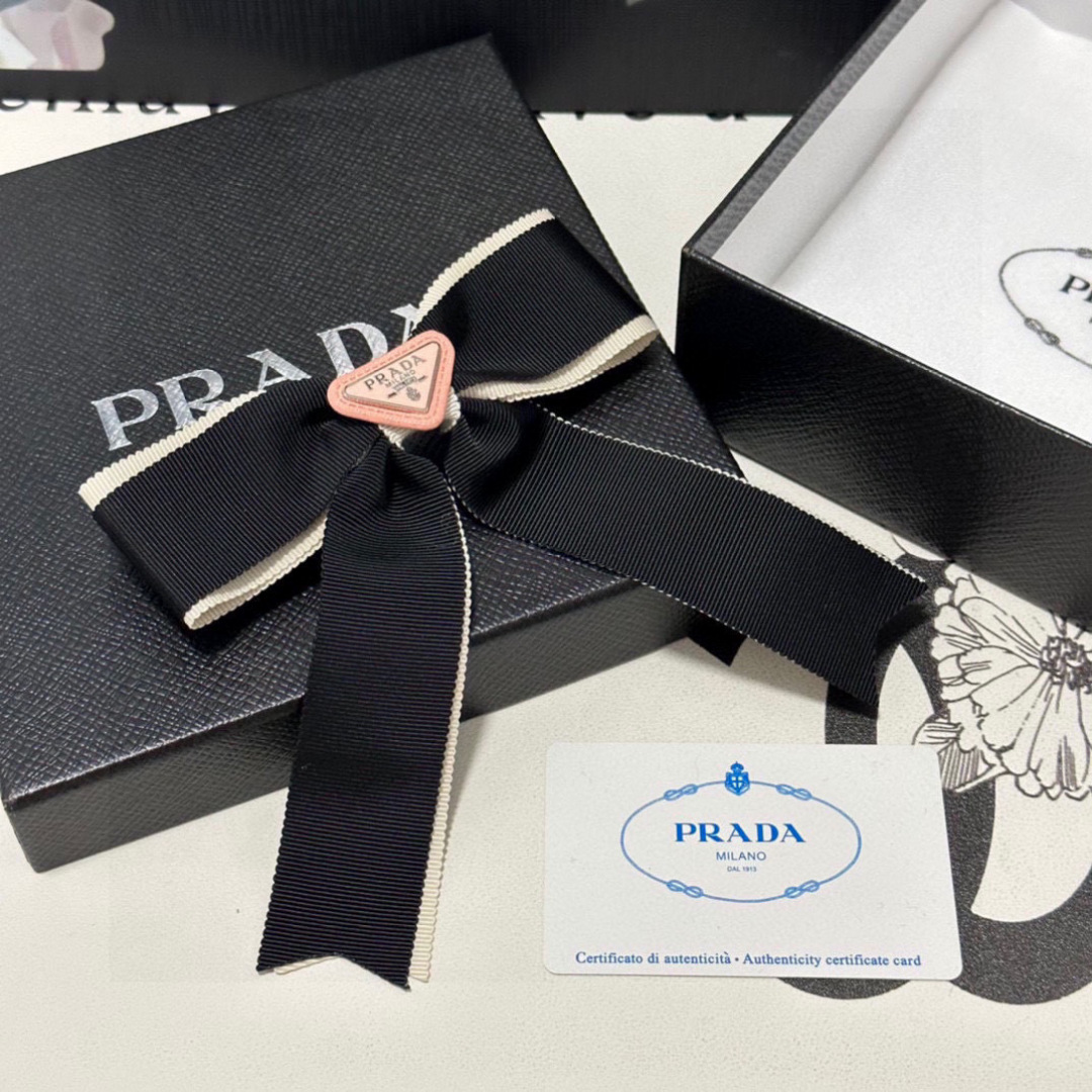  配专柜包装
PRADA（普拉达）最新蝴蝶结五金发夹#
信我！人手必备的单品 这件必须买
洋气神仙颜值💕
