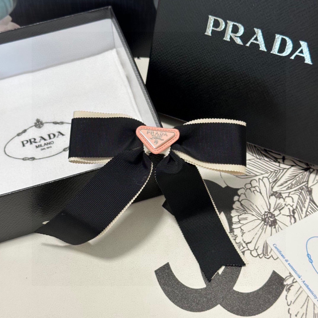  配专柜包装
PRADA（普拉达）最新蝴蝶结五金发夹#
信我！人手必备的单品 这件必须买
洋气神仙颜值💕