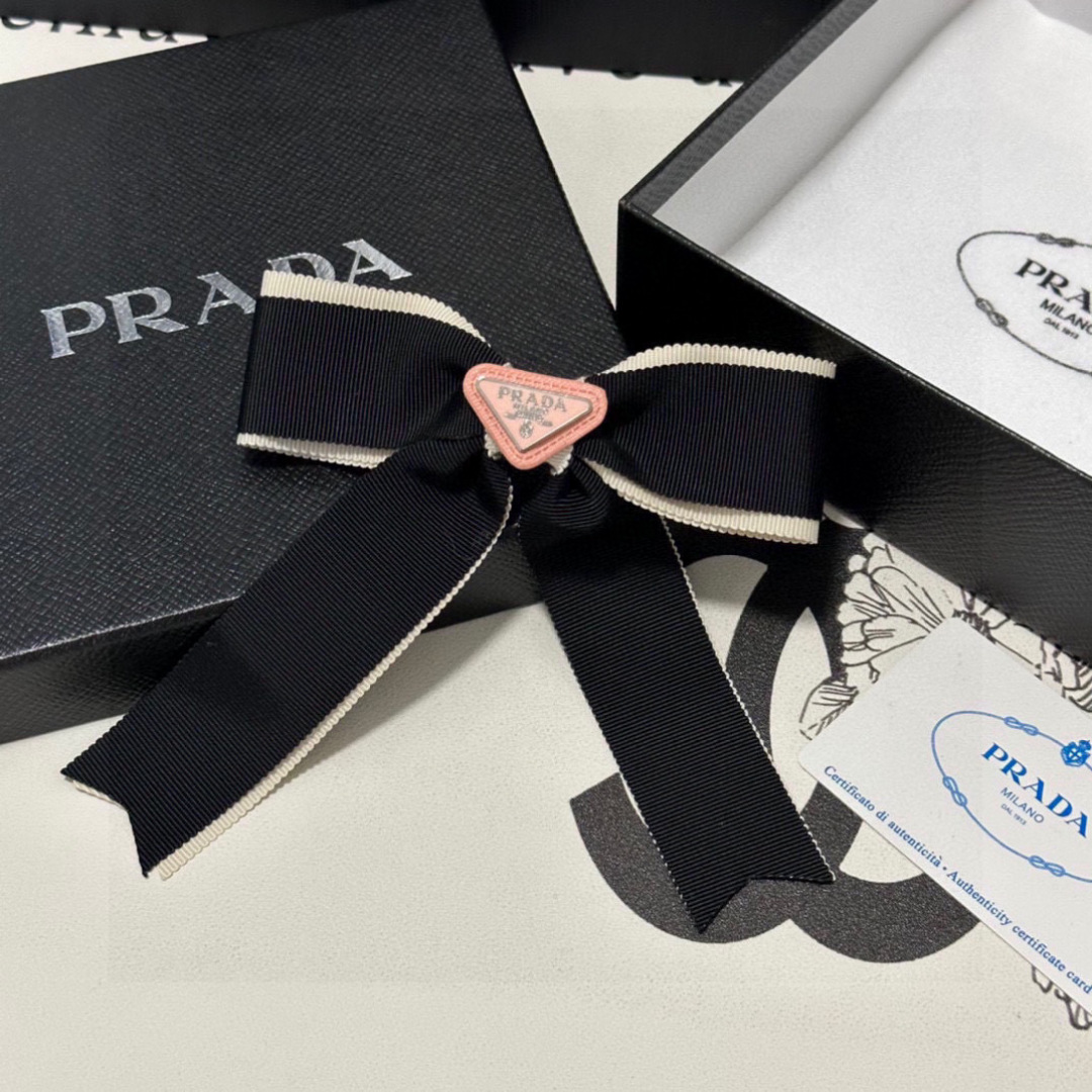  配专柜包装
PRADA（普拉达）最新蝴蝶结五金发夹#
信我！人手必备的单品 这件必须买
洋气神仙颜值💕