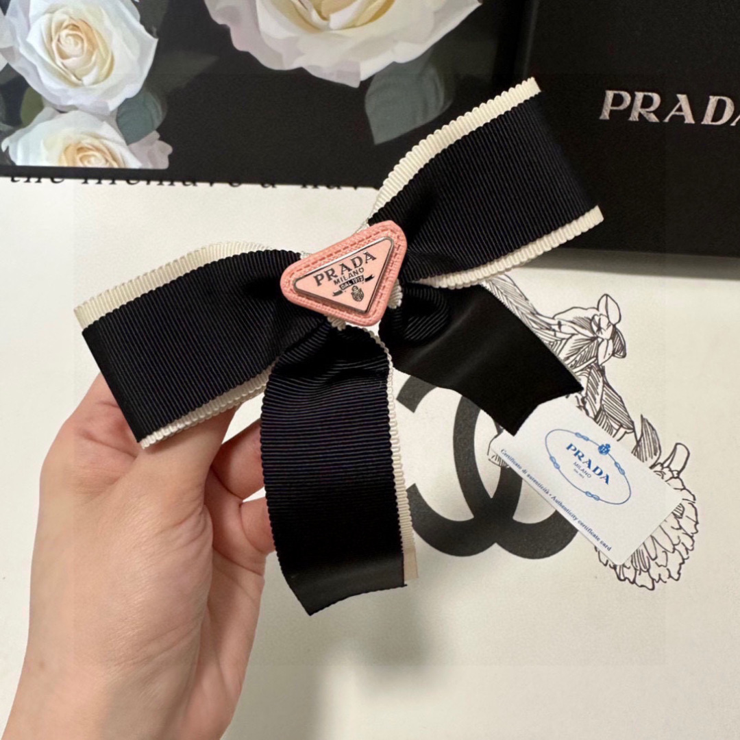  配专柜包装
PRADA（普拉达）最新蝴蝶结五金发夹#
信我！人手必备的单品 这件必须买
洋气神仙颜值💕