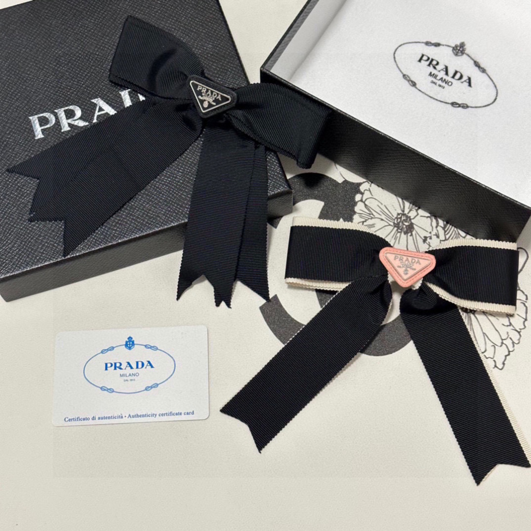  配专柜包装
PRADA（普拉达）最新蝴蝶结五金发夹#
信我！人手必备的单品 这件必须买
洋气神仙颜值💕
