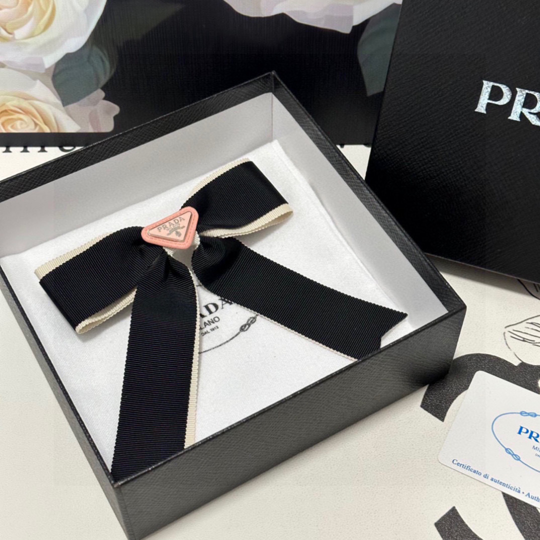  配专柜包装
PRADA（普拉达）最新蝴蝶结五金发夹#
信我！人手必备的单品 这件必须买
洋气神仙颜值💕