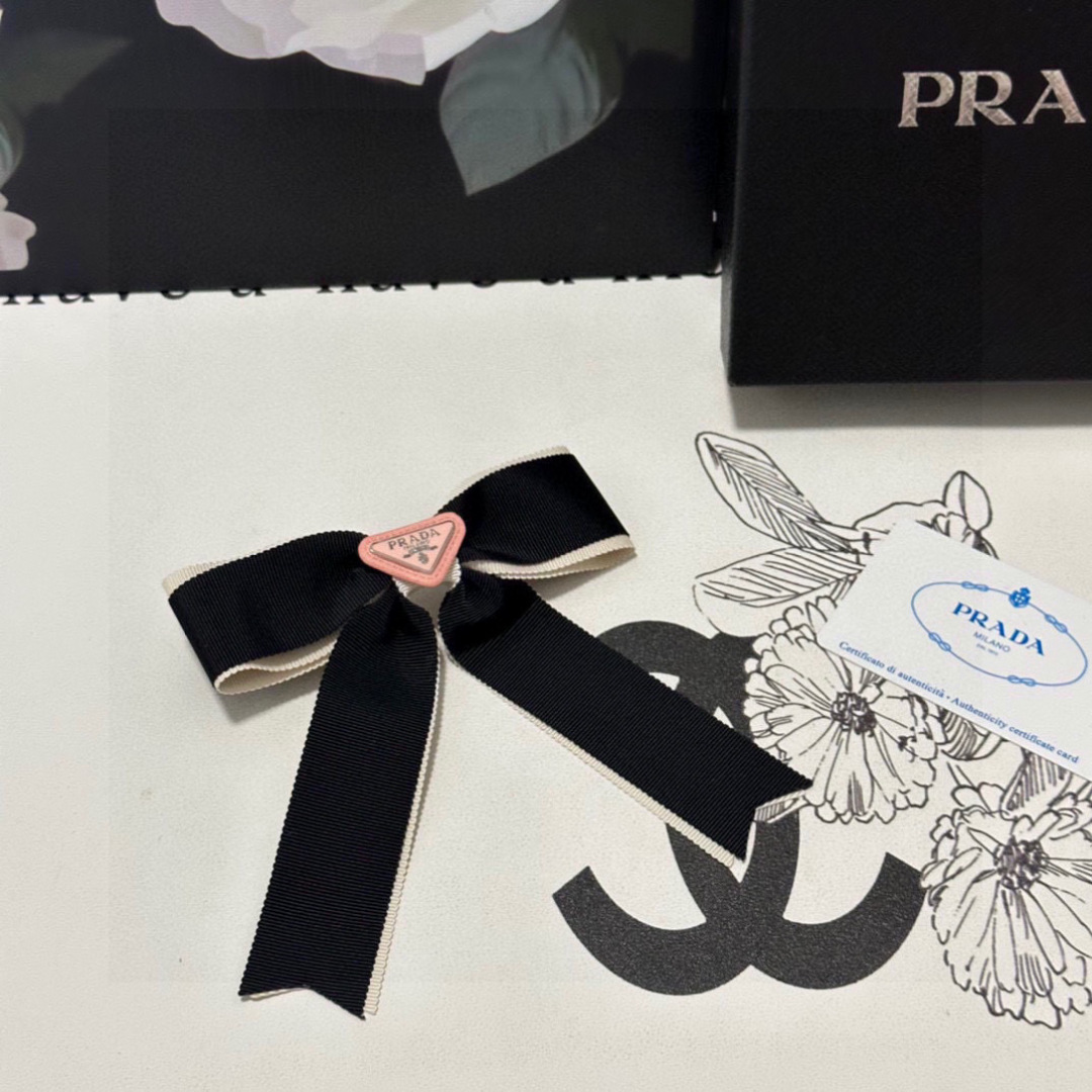  配专柜包装
PRADA（普拉达）最新蝴蝶结五金发夹#
信我！人手必备的单品 这件必须买
洋气神仙颜值💕