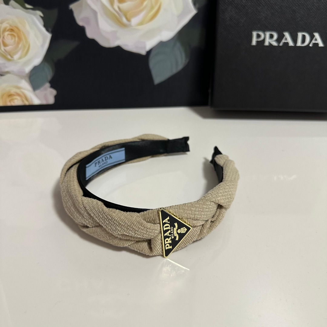 配专柜包装
PRADA（普拉达）最新发箍
小仙女入手
特殊材质 不嘞头
可盐可甜～