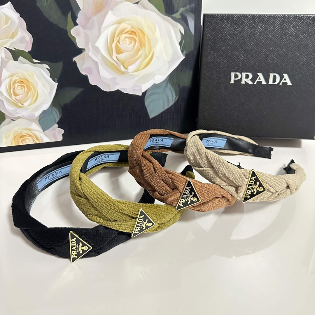  配专柜包装
PRADA（普拉达）最新发箍
小仙女入手
特殊材质 不嘞头
可盐可甜～