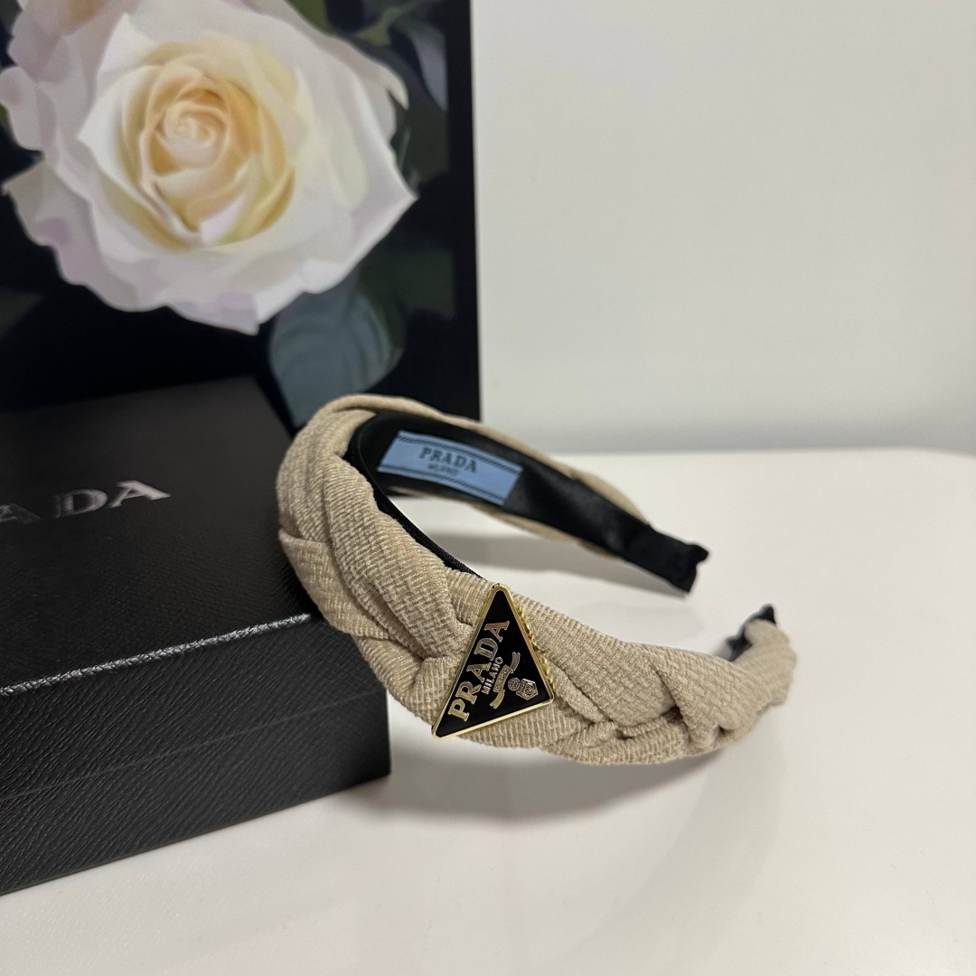  配专柜包装
PRADA（普拉达）最新发箍
小仙女入手
特殊材质 不嘞头
可盐可甜～