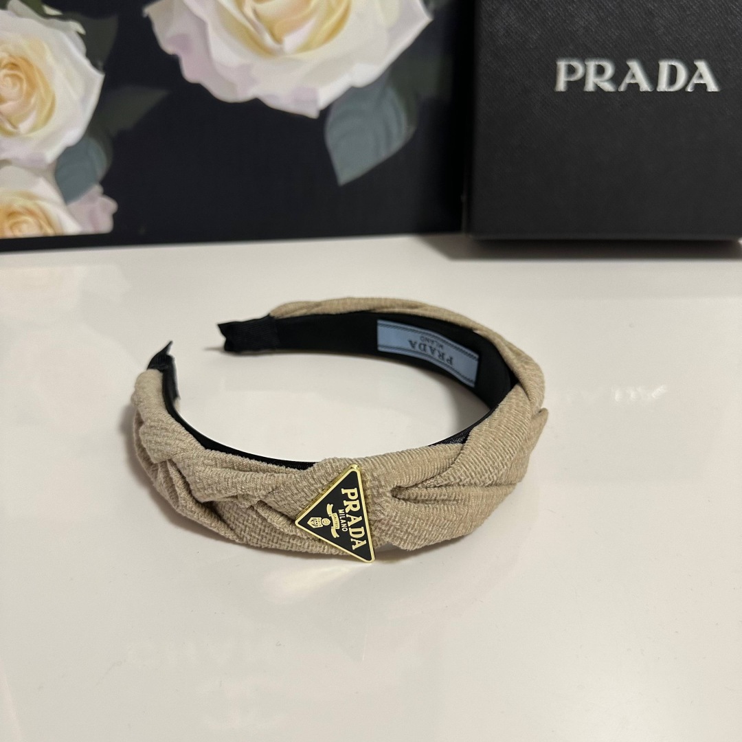  配专柜包装
PRADA（普拉达）最新发箍
小仙女入手
特殊材质 不嘞头
可盐可甜～
