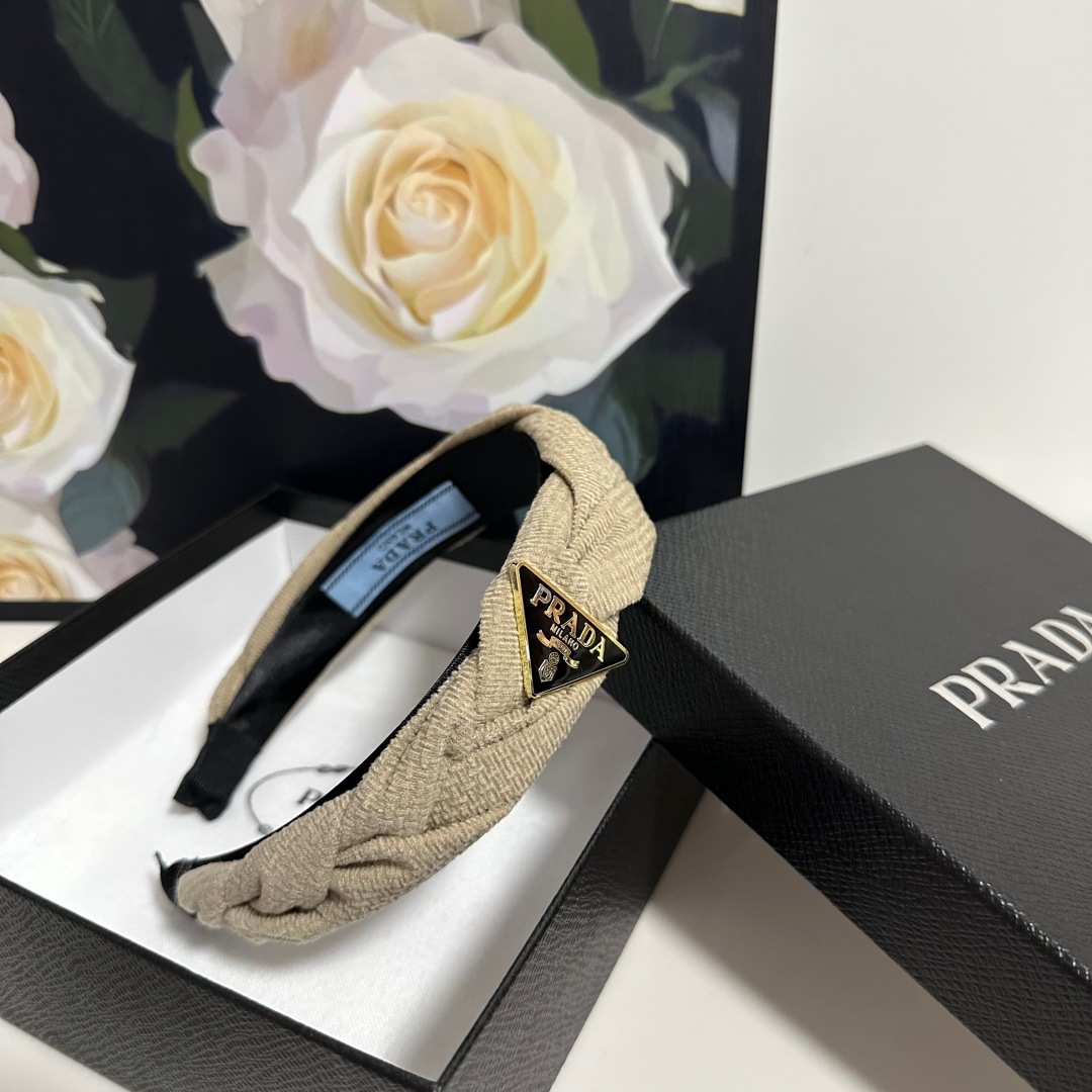  配专柜包装
PRADA（普拉达）最新发箍
小仙女入手
特殊材质 不嘞头
可盐可甜～