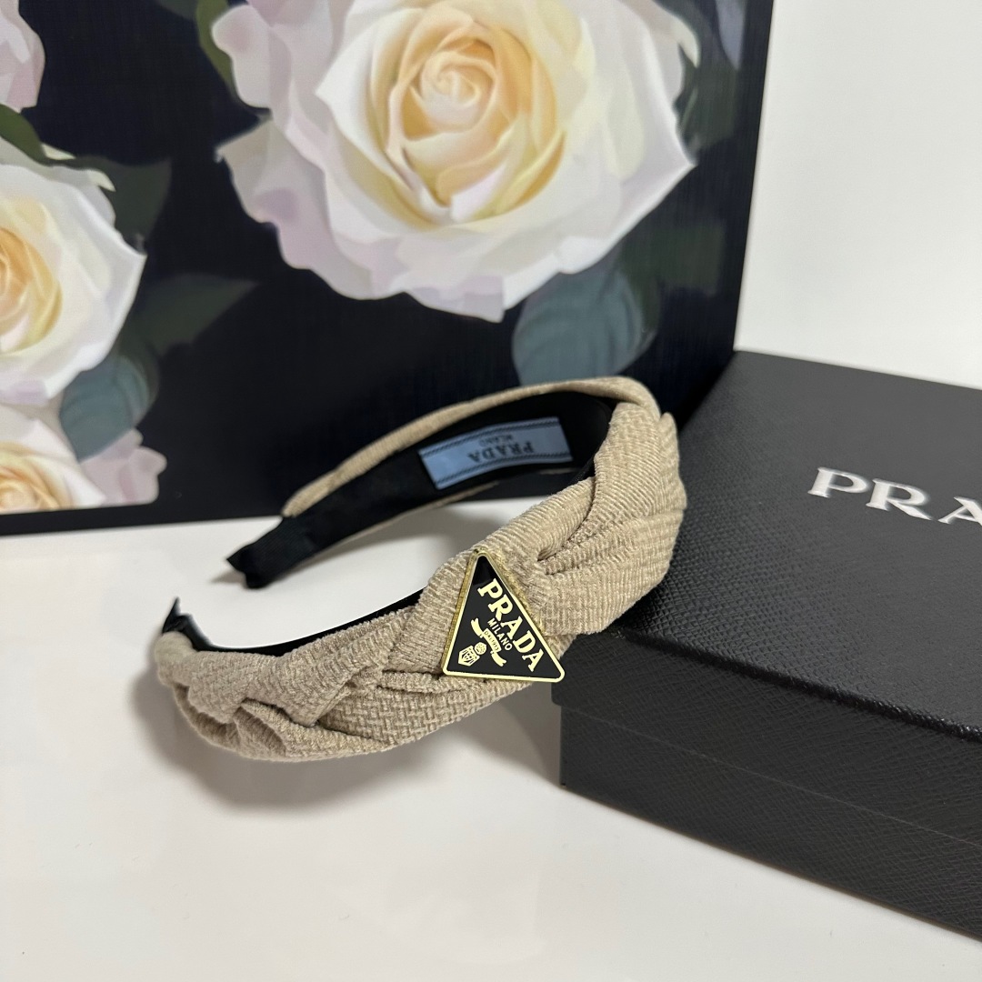  配专柜包装
PRADA（普拉达）最新发箍
小仙女入手
特殊材质 不嘞头
可盐可甜～