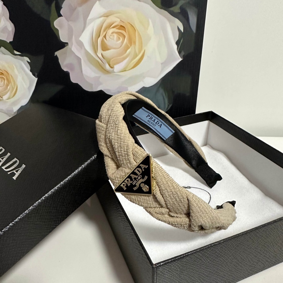  配专柜包装
PRADA（普拉达）最新发箍
小仙女入手
特殊材质 不嘞头
可盐可甜～