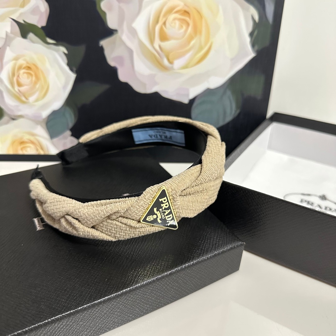  配专柜包装
PRADA（普拉达）最新发箍
小仙女入手
特殊材质 不嘞头
可盐可甜～