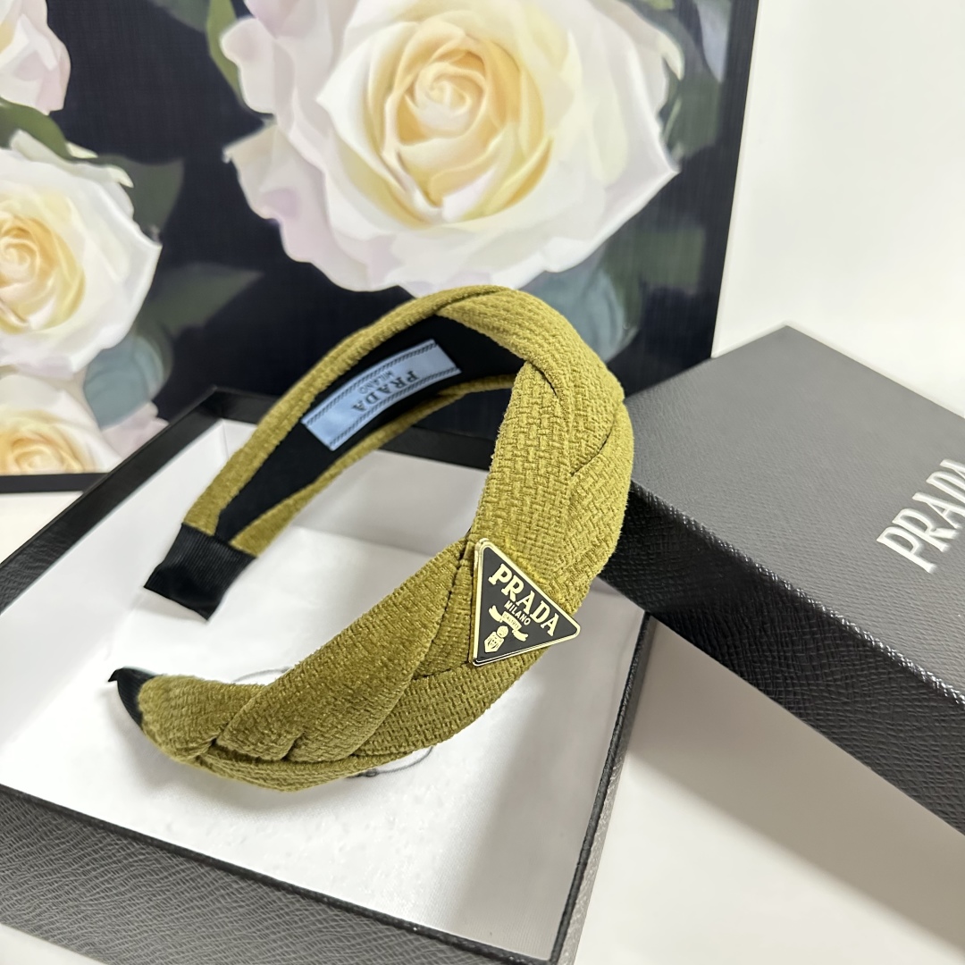  配专柜包装
PRADA（普拉达）最新发箍
小仙女入手
特殊材质 不嘞头
可盐可甜～