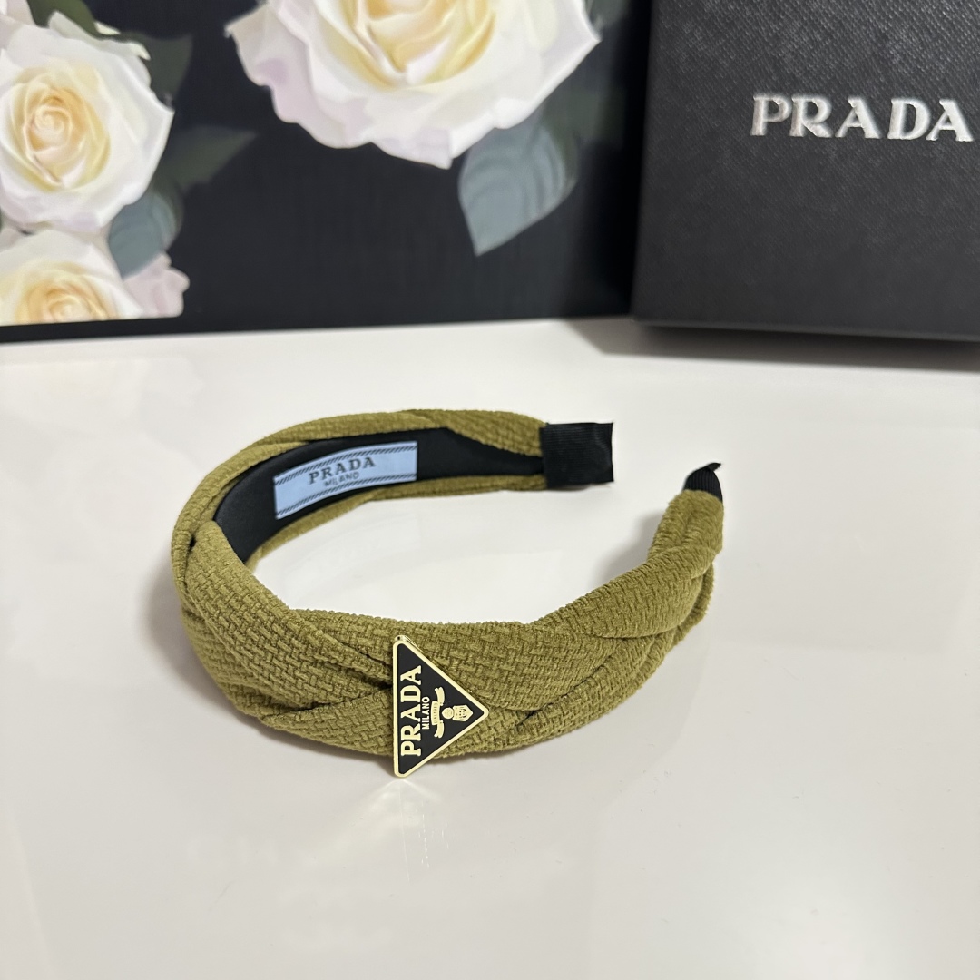  配专柜包装
PRADA（普拉达）最新发箍
小仙女入手
特殊材质 不嘞头
可盐可甜～