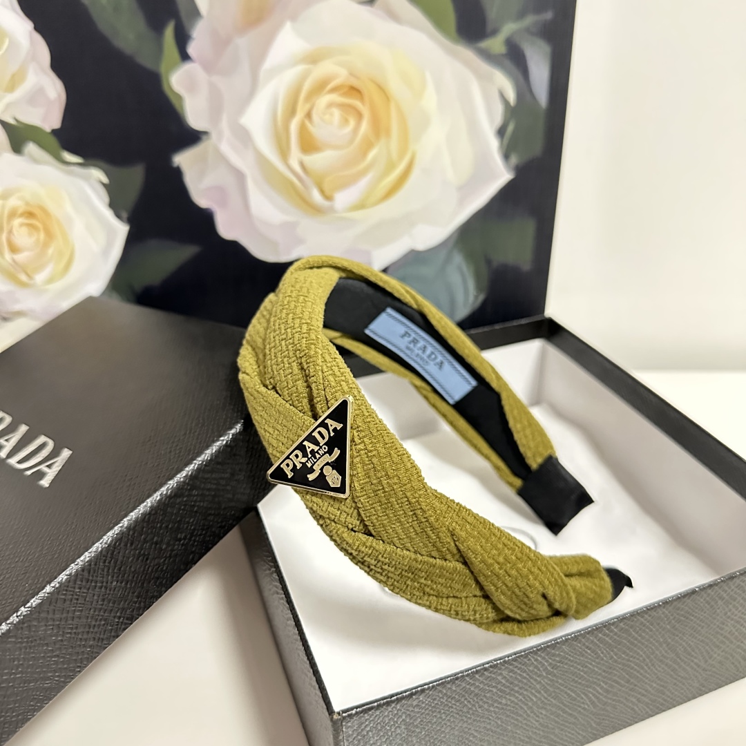  配专柜包装
PRADA（普拉达）最新发箍
小仙女入手
特殊材质 不嘞头
可盐可甜～