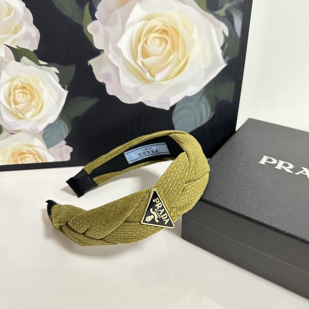  配专柜包装
PRADA（普拉达）最新发箍
小仙女入手
特殊材质 不嘞头
可盐可甜～