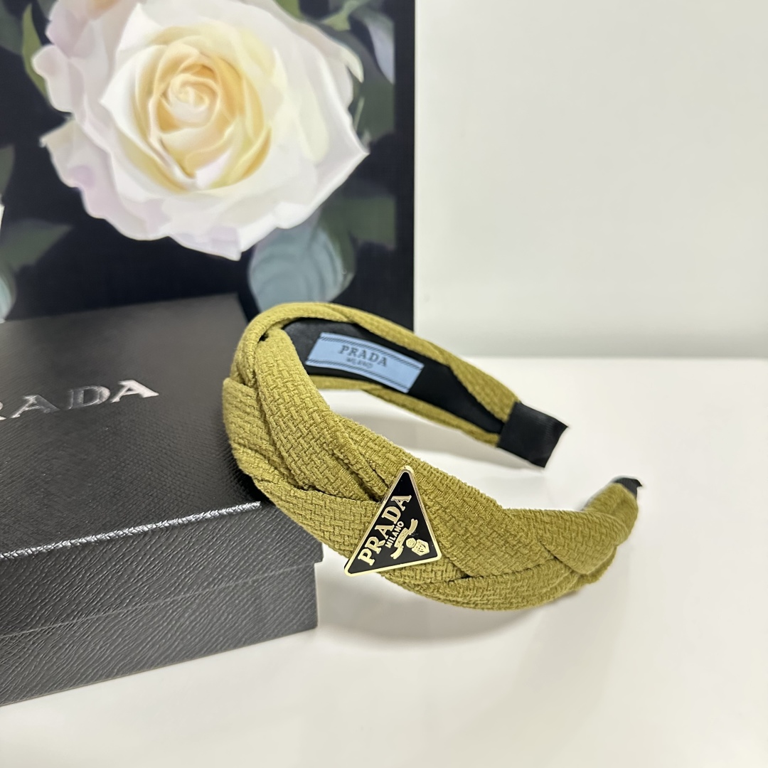 配专柜包装
PRADA（普拉达）最新发箍
小仙女入手
特殊材质 不嘞头
可盐可甜～