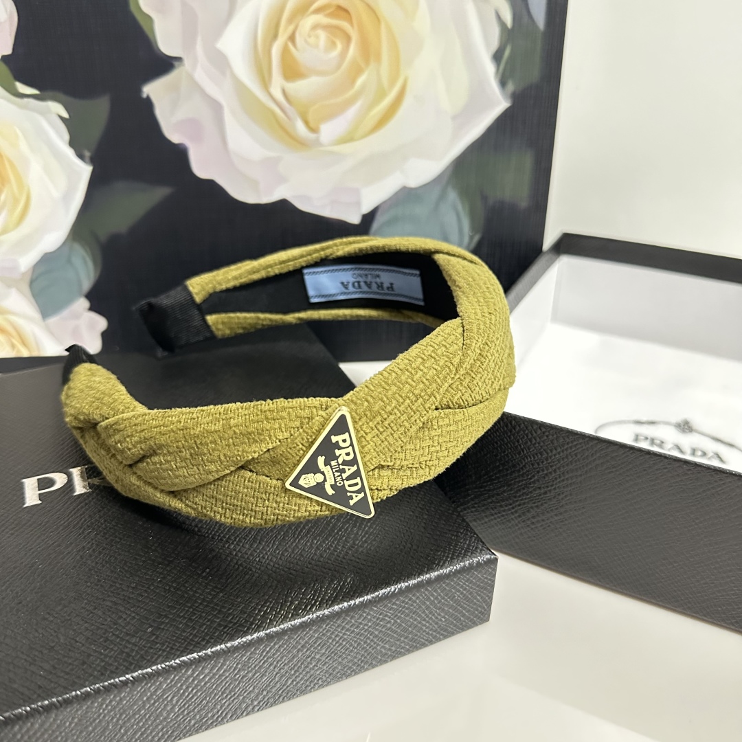  配专柜包装
PRADA（普拉达）最新发箍
小仙女入手
特殊材质 不嘞头
可盐可甜～