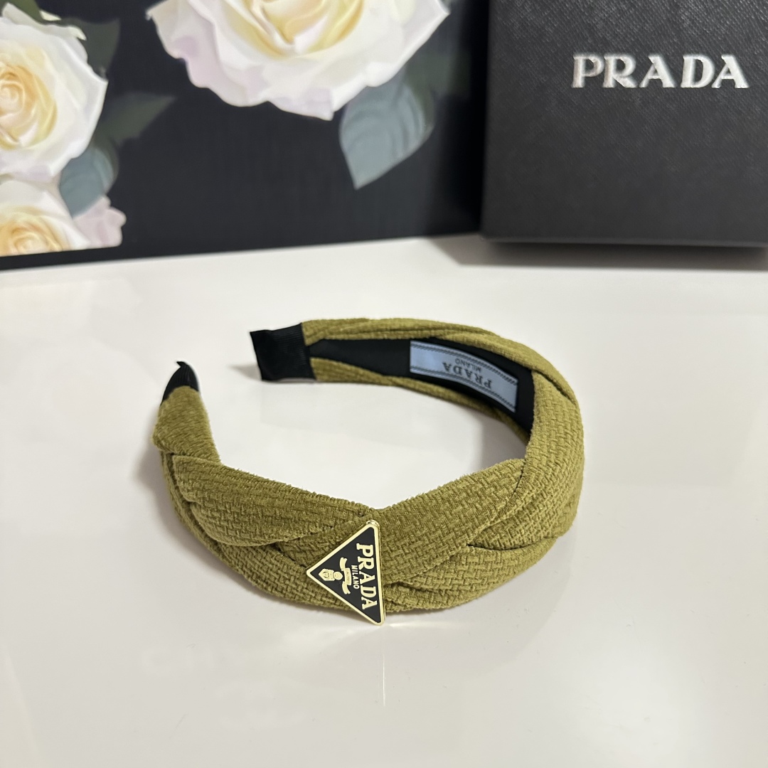  配专柜包装
PRADA（普拉达）最新发箍
小仙女入手
特殊材质 不嘞头
可盐可甜～