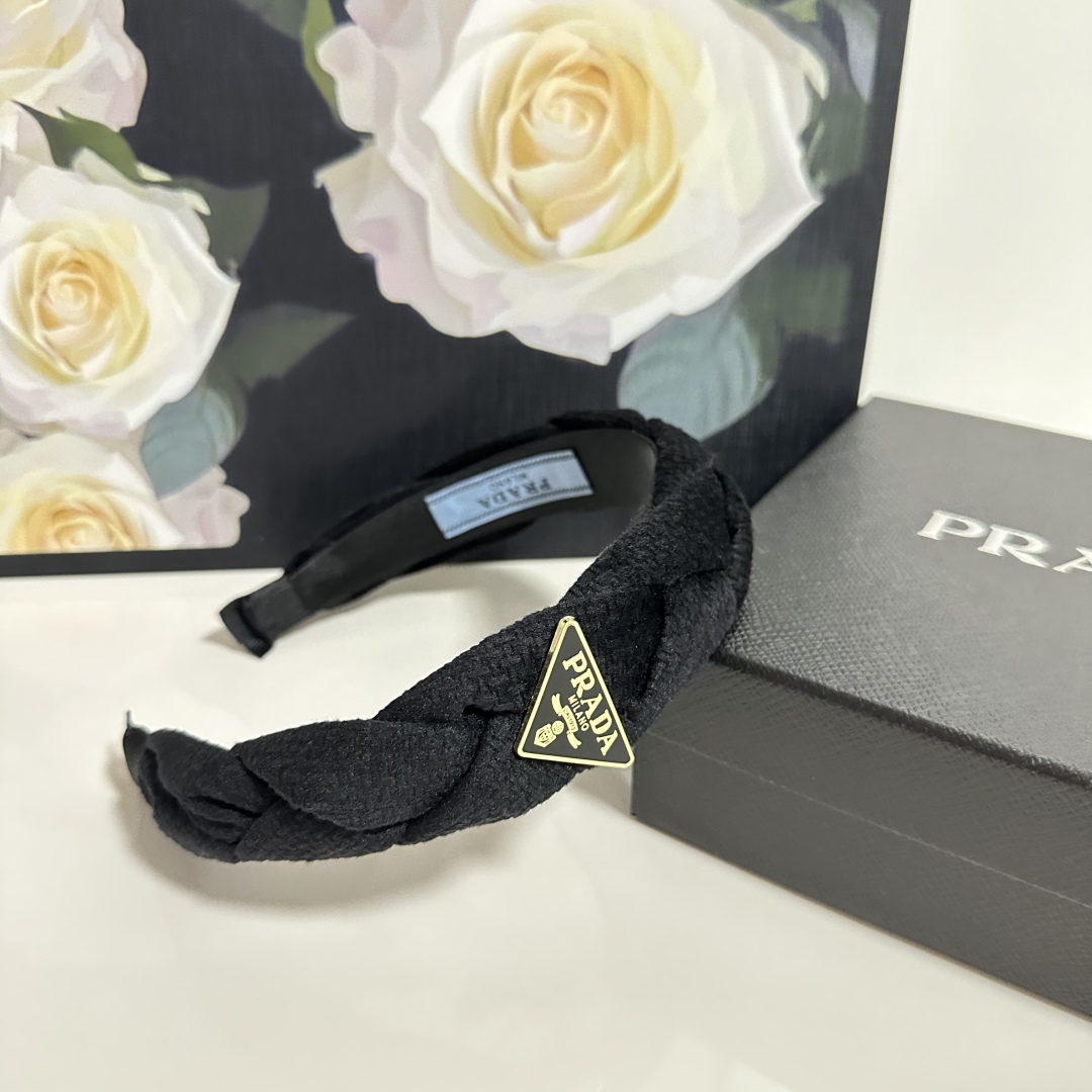  配专柜包装
PRADA（普拉达）最新发箍
小仙女入手
特殊材质 不嘞头
可盐可甜～