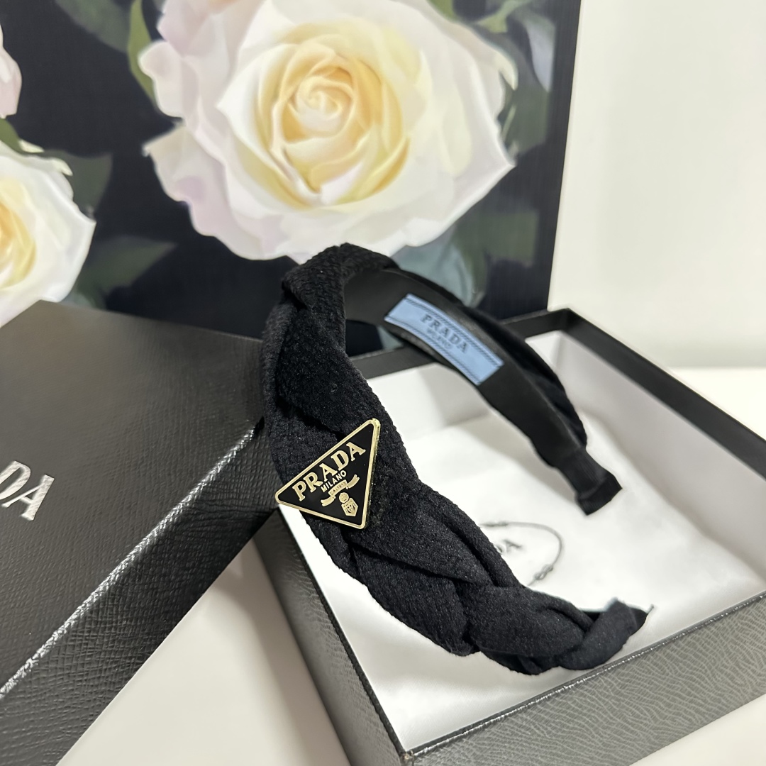  配专柜包装
PRADA（普拉达）最新发箍
小仙女入手
特殊材质 不嘞头
可盐可甜～