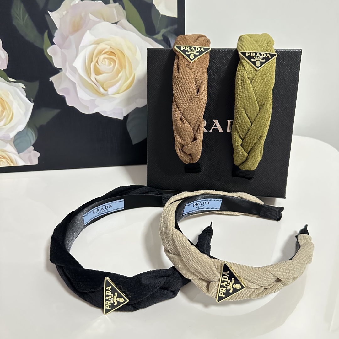  配专柜包装
PRADA（普拉达）最新发箍
小仙女入手
特殊材质 不嘞头
可盐可甜～