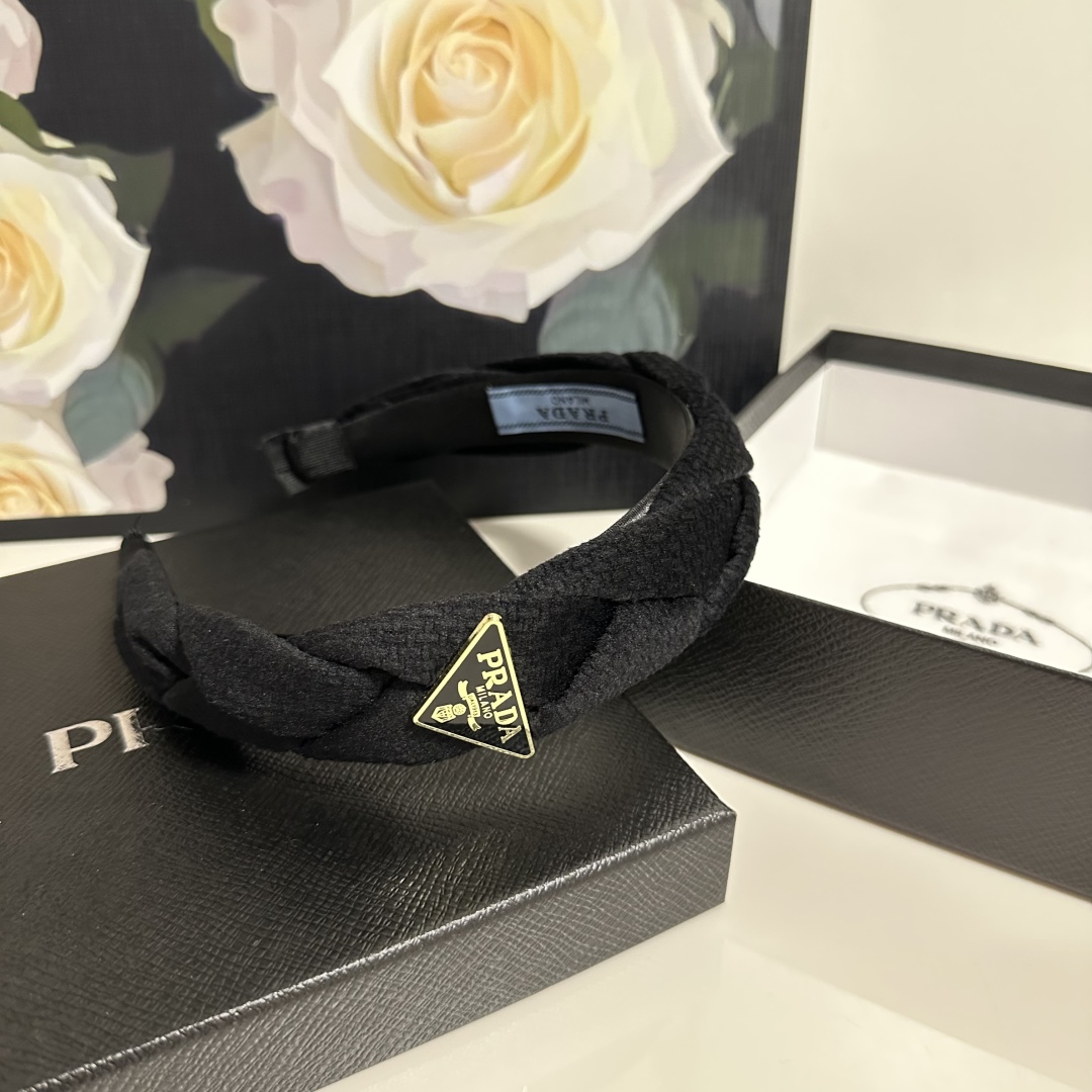  配专柜包装
PRADA（普拉达）最新发箍
小仙女入手
特殊材质 不嘞头
可盐可甜～