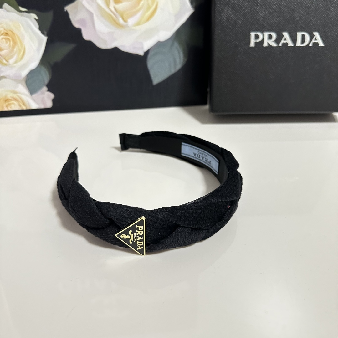  配专柜包装
PRADA（普拉达）最新发箍
小仙女入手
特殊材质 不嘞头
可盐可甜～