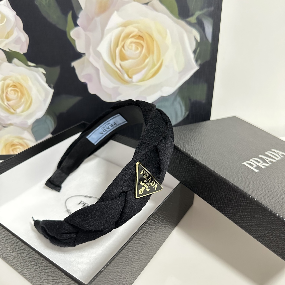  配专柜包装
PRADA（普拉达）最新发箍
小仙女入手
特殊材质 不嘞头
可盐可甜～