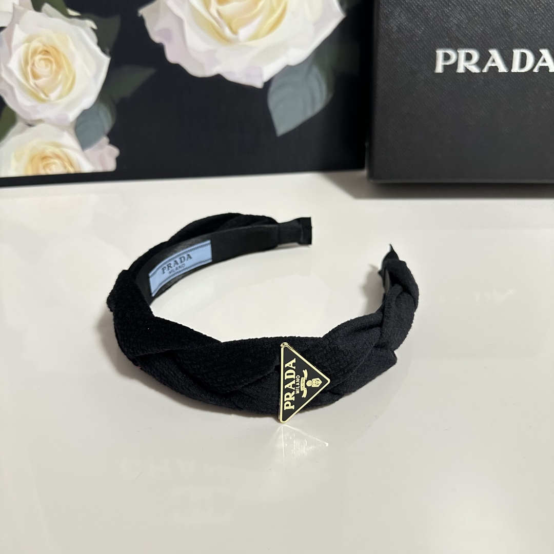  配专柜包装
PRADA（普拉达）最新发箍
小仙女入手
特殊材质 不嘞头
可盐可甜～
