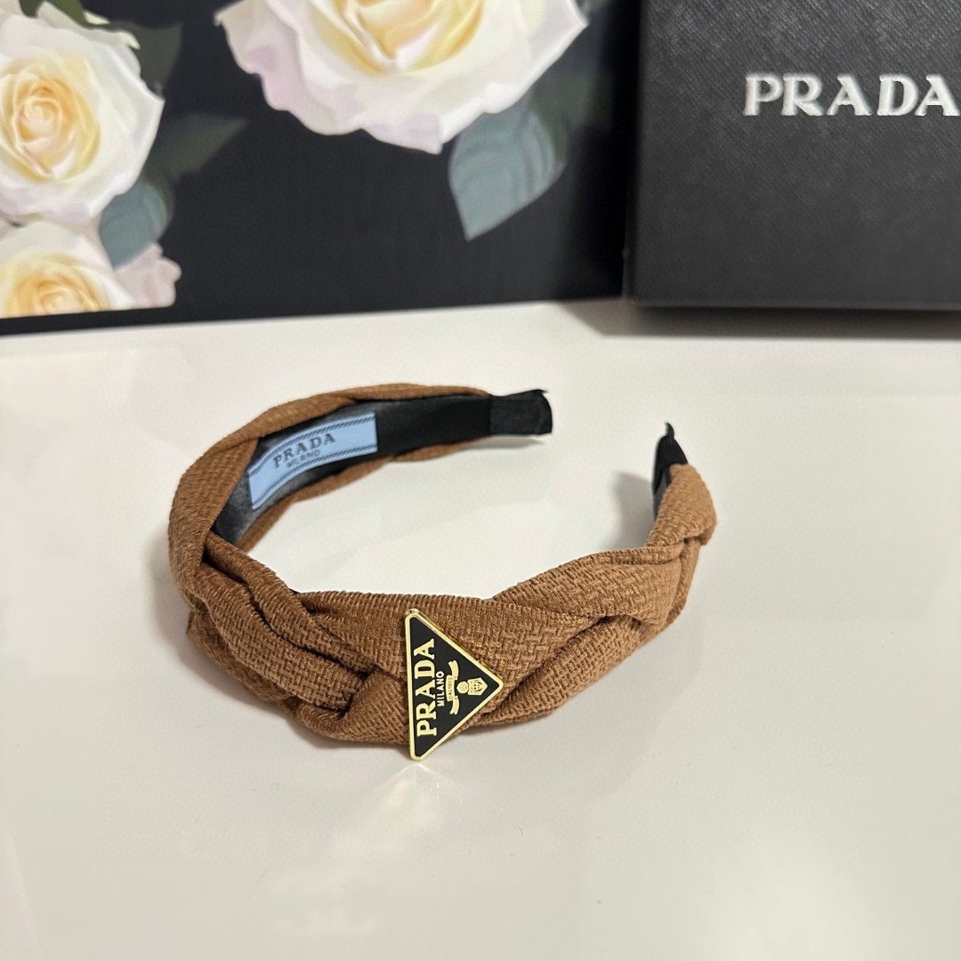  配专柜包装
PRADA（普拉达）最新发箍
小仙女入手
特殊材质 不嘞头
可盐可甜～