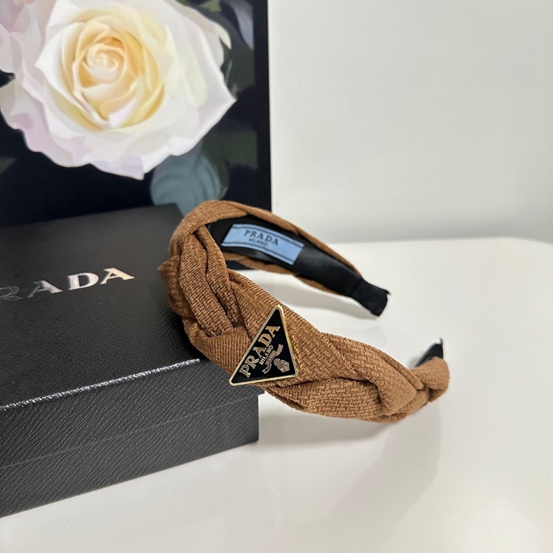  配专柜包装
PRADA（普拉达）最新发箍
小仙女入手
特殊材质 不嘞头
可盐可甜～