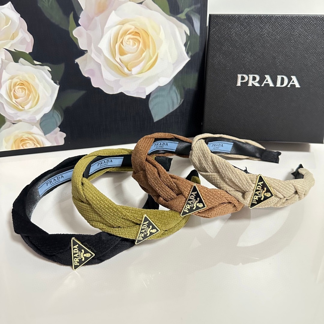  配专柜包装
PRADA（普拉达）最新发箍
小仙女入手
特殊材质 不嘞头
可盐可甜～