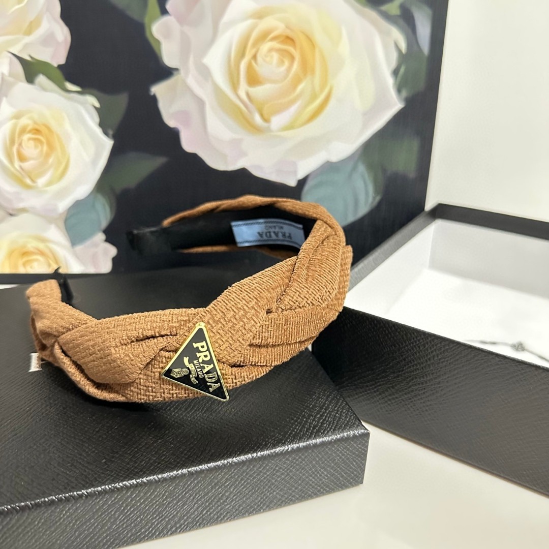  配专柜包装
PRADA（普拉达）最新发箍
小仙女入手
特殊材质 不嘞头
可盐可甜～