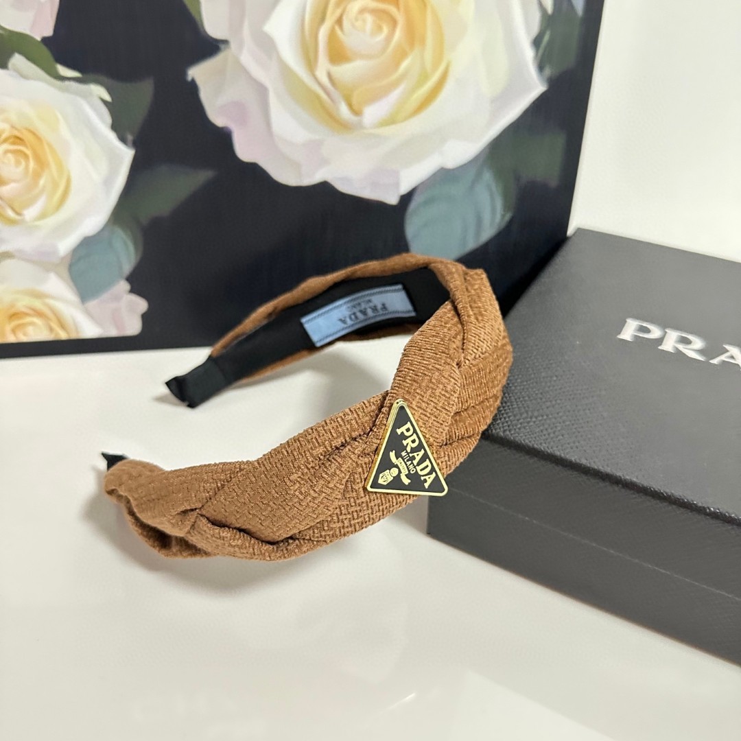  配专柜包装
PRADA（普拉达）最新发箍
小仙女入手
特殊材质 不嘞头
可盐可甜～