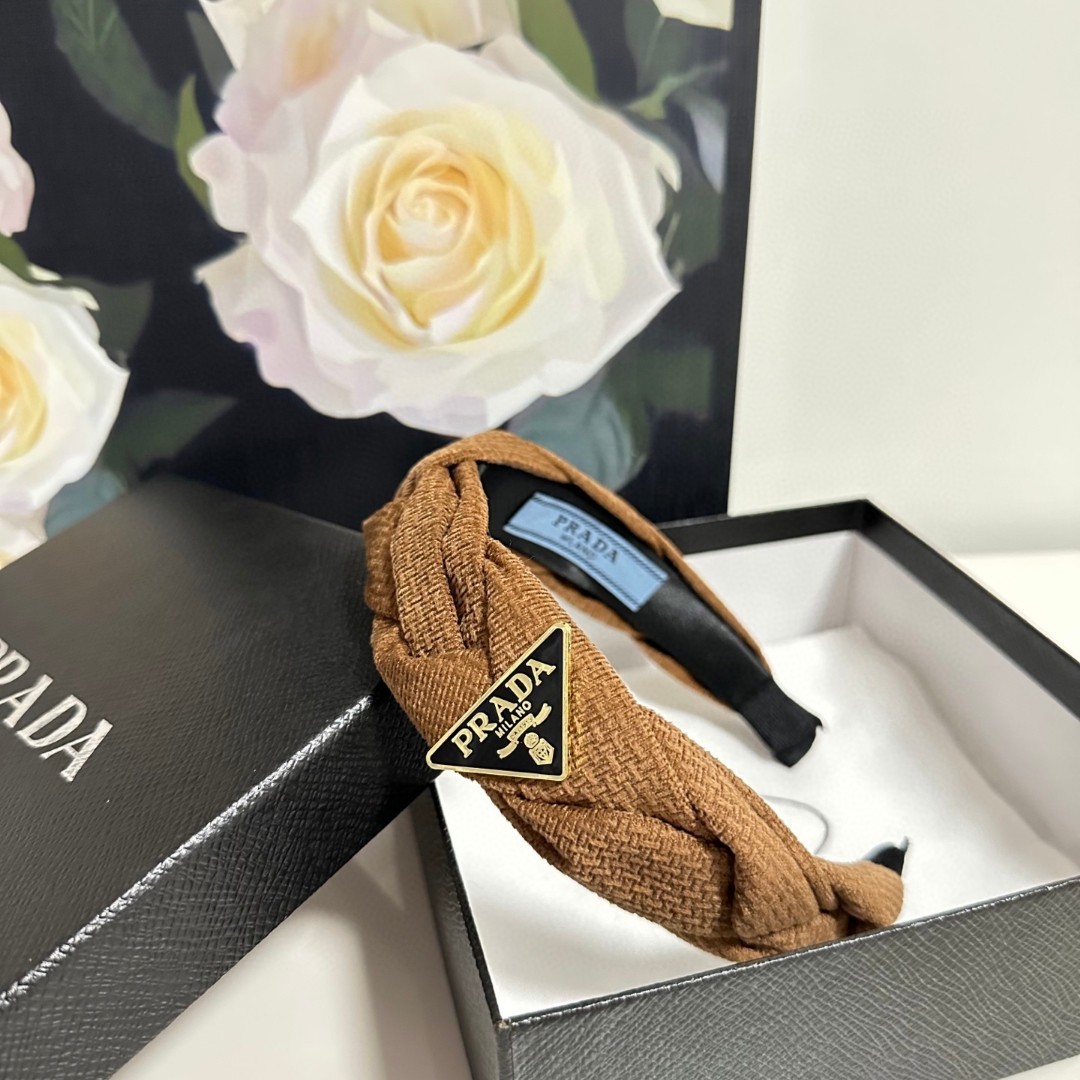  配专柜包装
PRADA（普拉达）最新发箍
小仙女入手
特殊材质 不嘞头
可盐可甜～