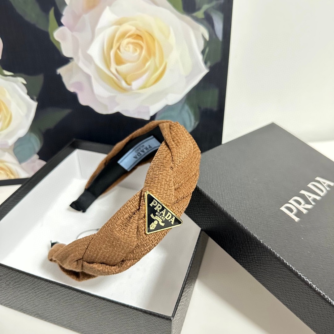  配专柜包装
PRADA（普拉达）最新发箍
小仙女入手
特殊材质 不嘞头
可盐可甜～