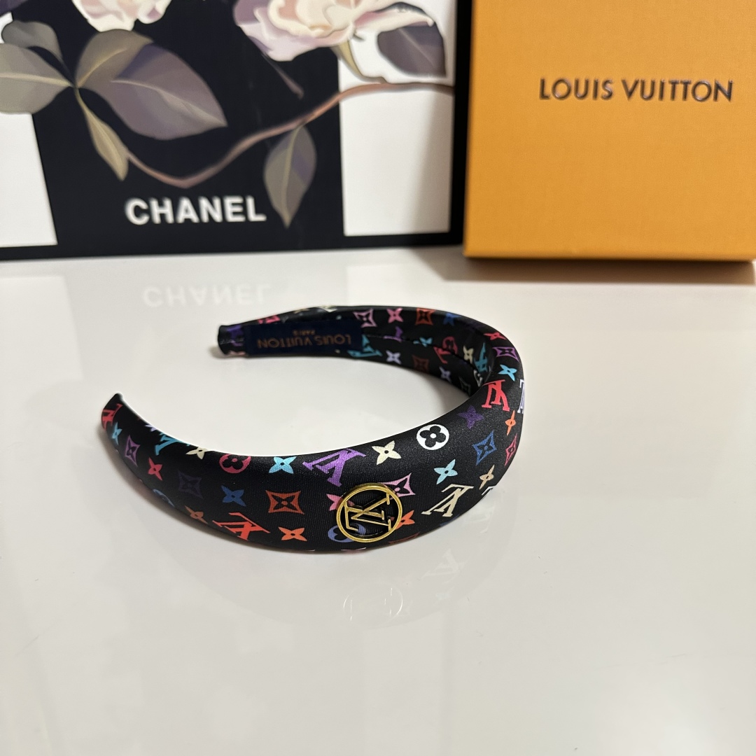  配专柜包装
LV（路易威登）最新发箍
小仙女快入手
特殊材质 不嘞头
可盐可甜～