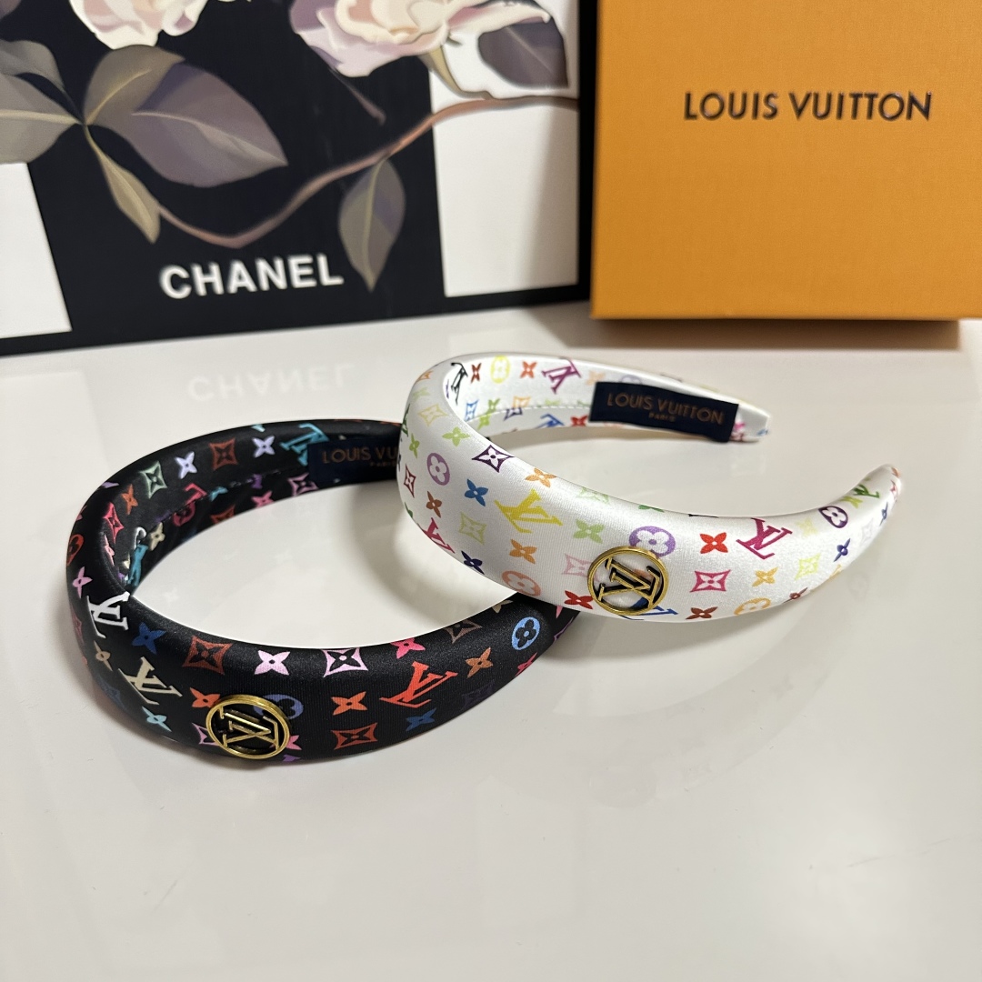  配专柜包装
LV（路易威登）最新发箍
小仙女快入手
特殊材质 不嘞头
可盐可甜～