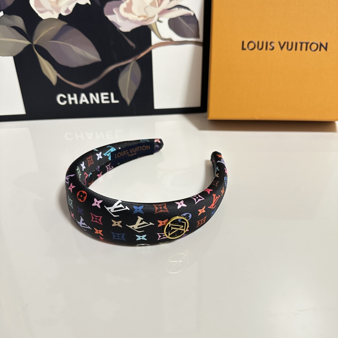  配专柜包装
LV（路易威登）最新发箍
小仙女快入手
特殊材质 不嘞头
可盐可甜～