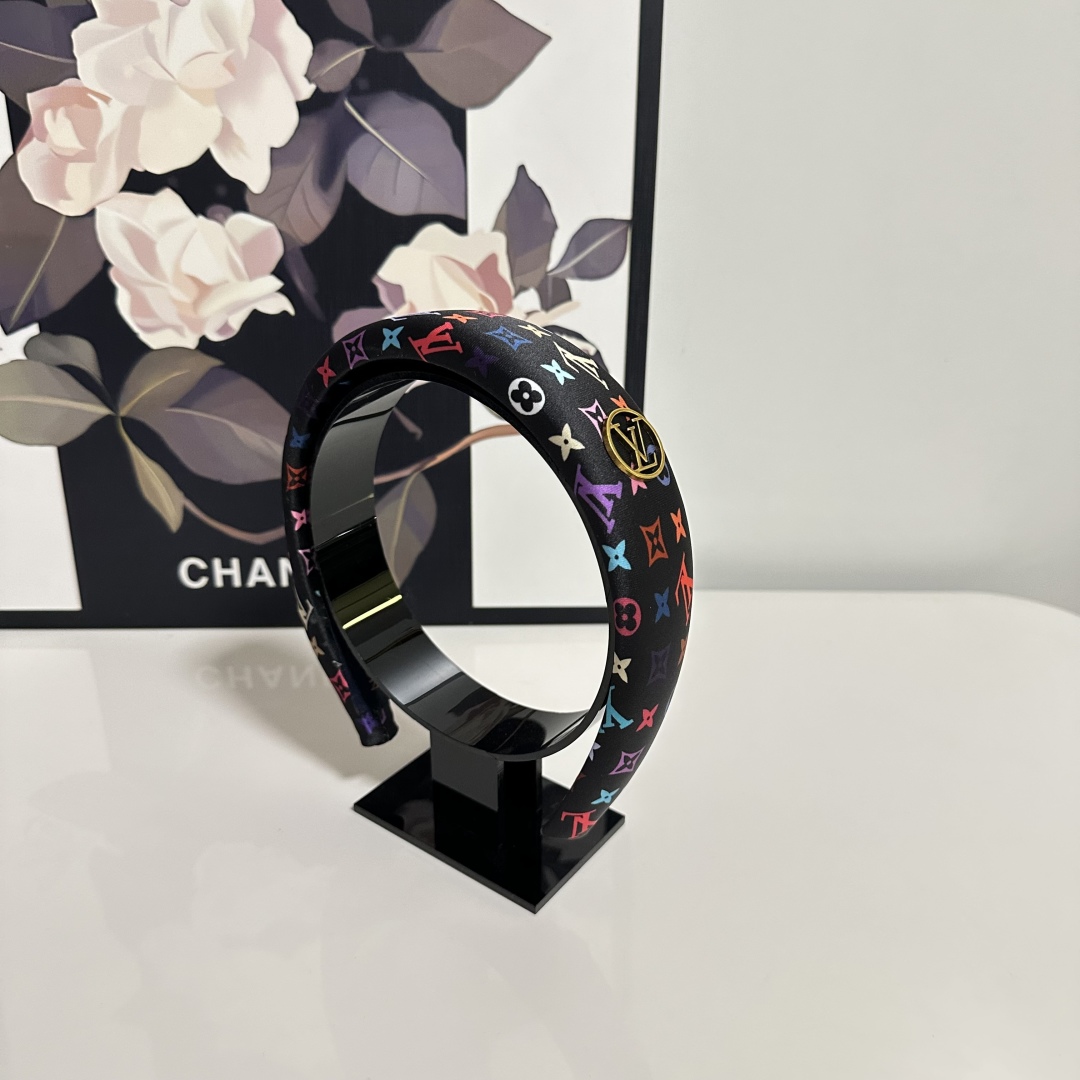  配专柜包装
LV（路易威登）最新发箍
小仙女快入手
特殊材质 不嘞头
可盐可甜～