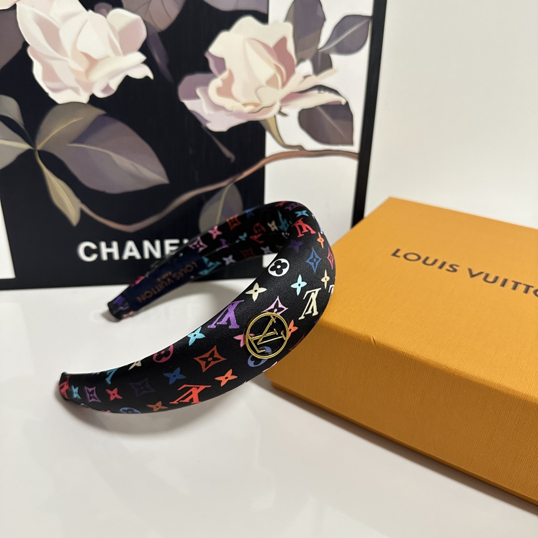 配专柜包装
LV（路易威登）最新发箍
小仙女快入手
特殊材质 不嘞头
可盐可甜～